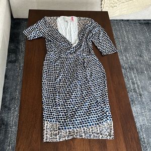 Leota 3/4 Sleeve V-Neck Shirred Dress: Blue/Black/Beige Geometric - Small